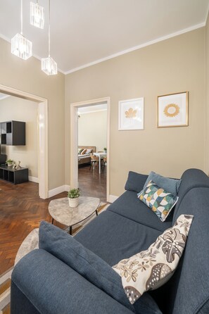 Departamento Confort, 3 habitaciones | Área de sala de estar | Televisión de pantalla plana y chimenea 