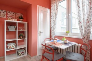 Comfort Apartment, 3 Bedrooms | In-room dining