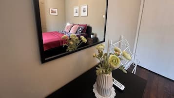 3 habitaciones, ropa de cama hipoalergénica y escritorio