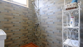 Comfort Apartment, 3 Bedrooms | Bilik Mandi | Pancuran mandi, kelengkapan dandanan diri percuma, pengering rambut
