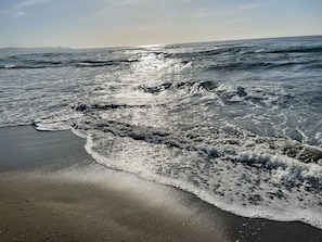 Ein Strand mit sanft brandenden Wellen.