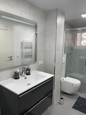 Douche, serviettes fournies, papier toilette