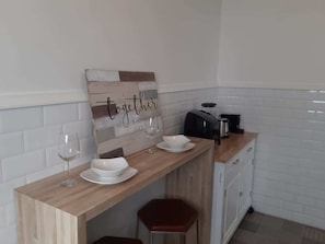 Coffee/tea maker, fridge, microwave, stovetop