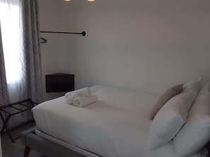 4 habitaciones, tabla de planchar con plancha, cuna de viaje y wifi