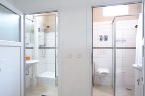 Grand Apartment, 5 Bedrooms | Bathroom | Shower, hair dryer - Holidayapartment Rüsselsheim (Ruesselsheim)