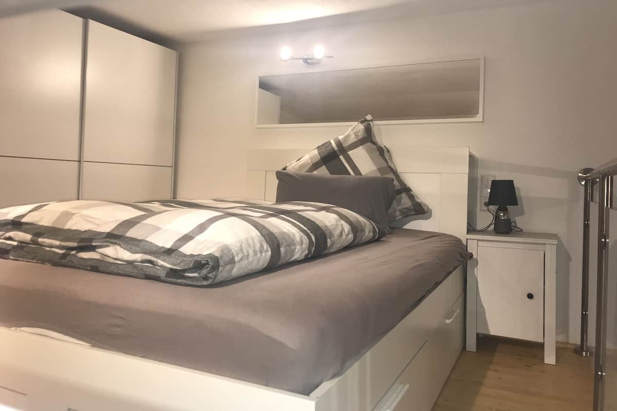 Business Duplex, 1 Queen Bed with Sofa bed | Desk, blackout curtains, soundproofing, iron/ironing board