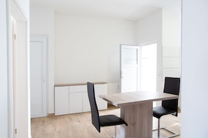 Appartement Affaires, 3 chambres | Repas dans la chambre