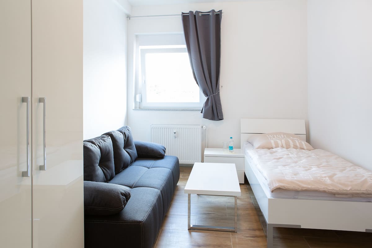 Grand Apartment, 5 Bedrooms | Desk, blackout curtains, soundproofing, iron/ironing board