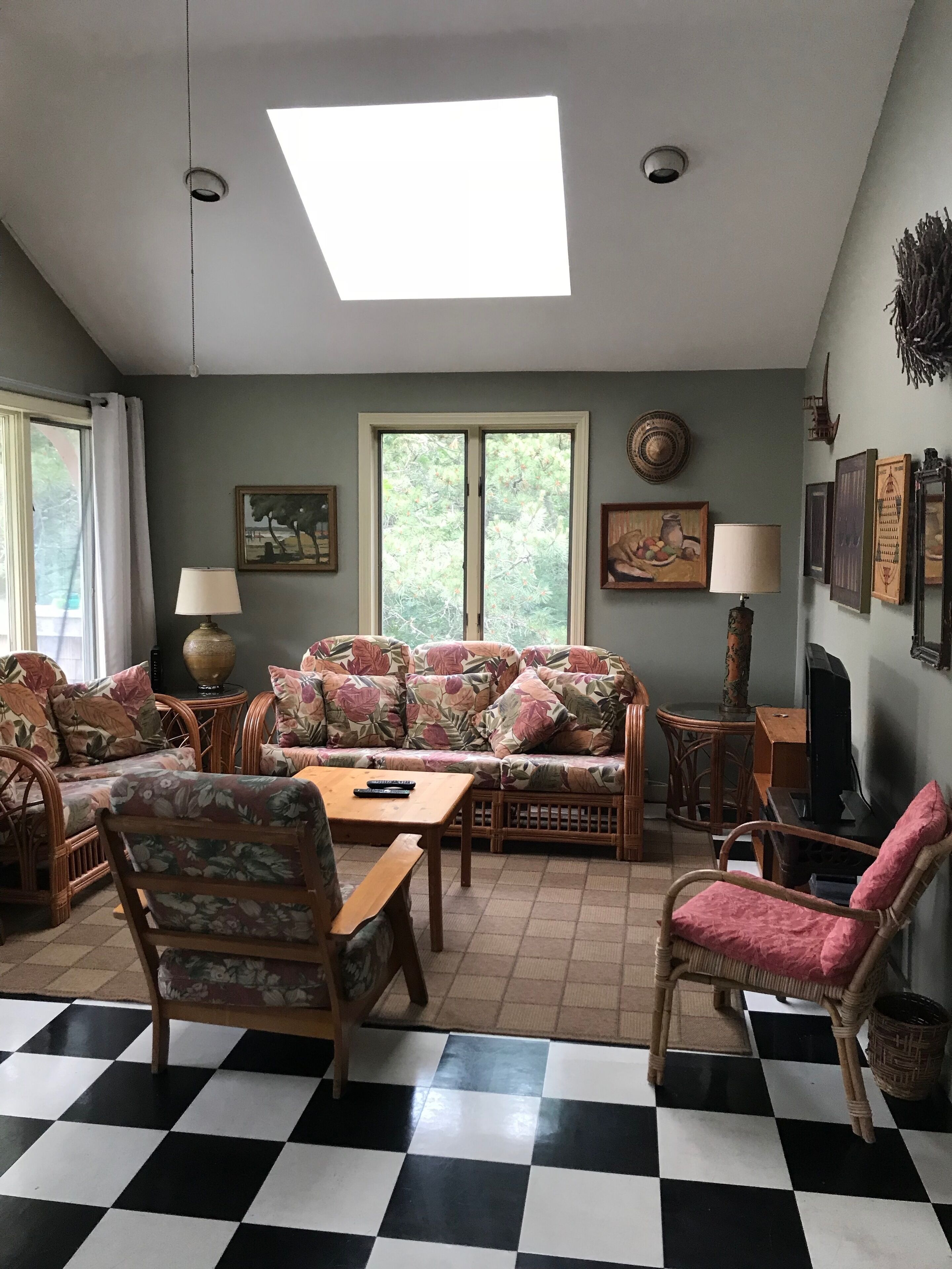 SPACIOUS, SUNNY HOUSE ON PRIVATE BAYSIDE ROAD