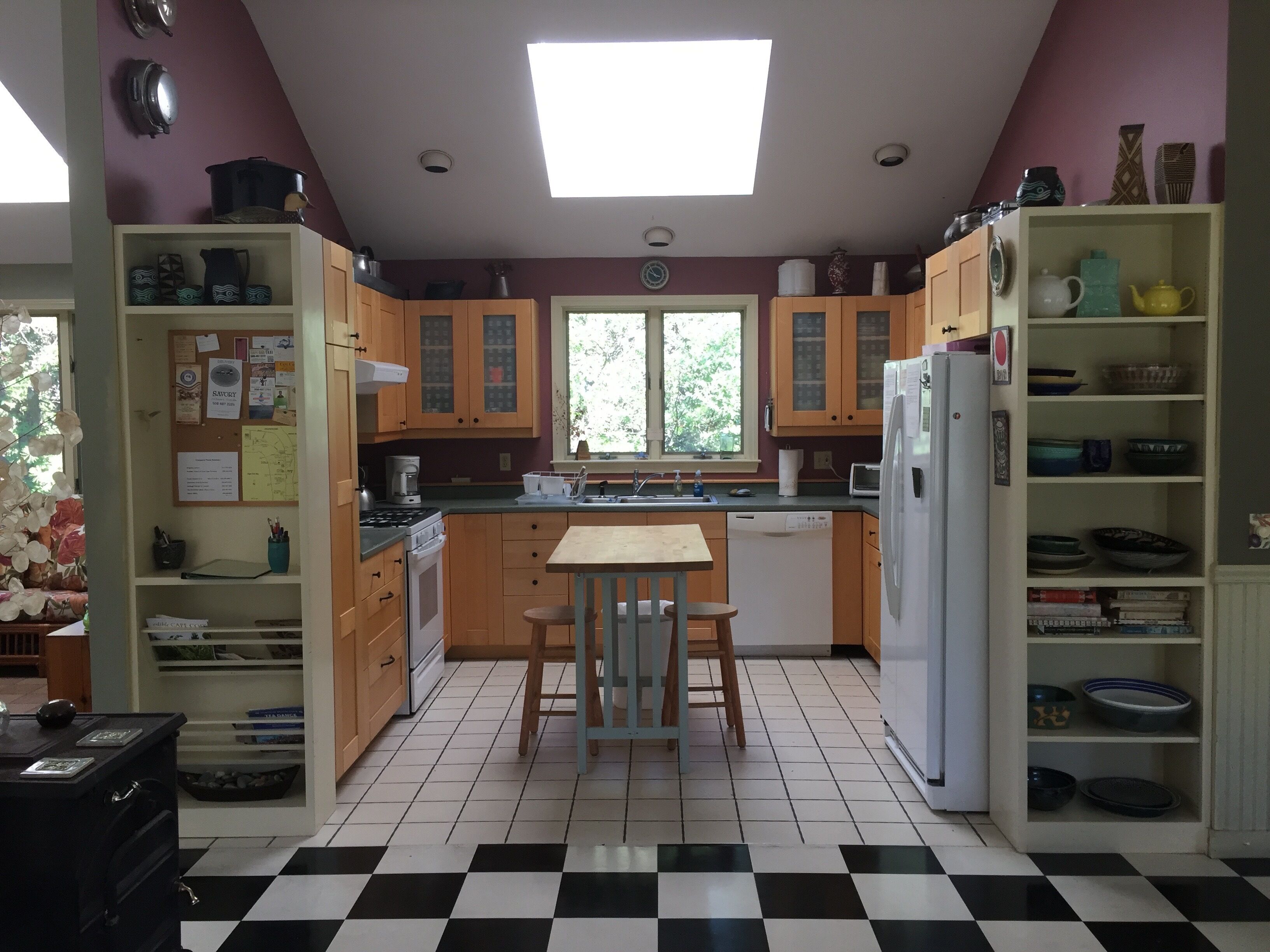 SPACIOUS, SUNNY HOUSE ON PRIVATE BAYSIDE ROAD