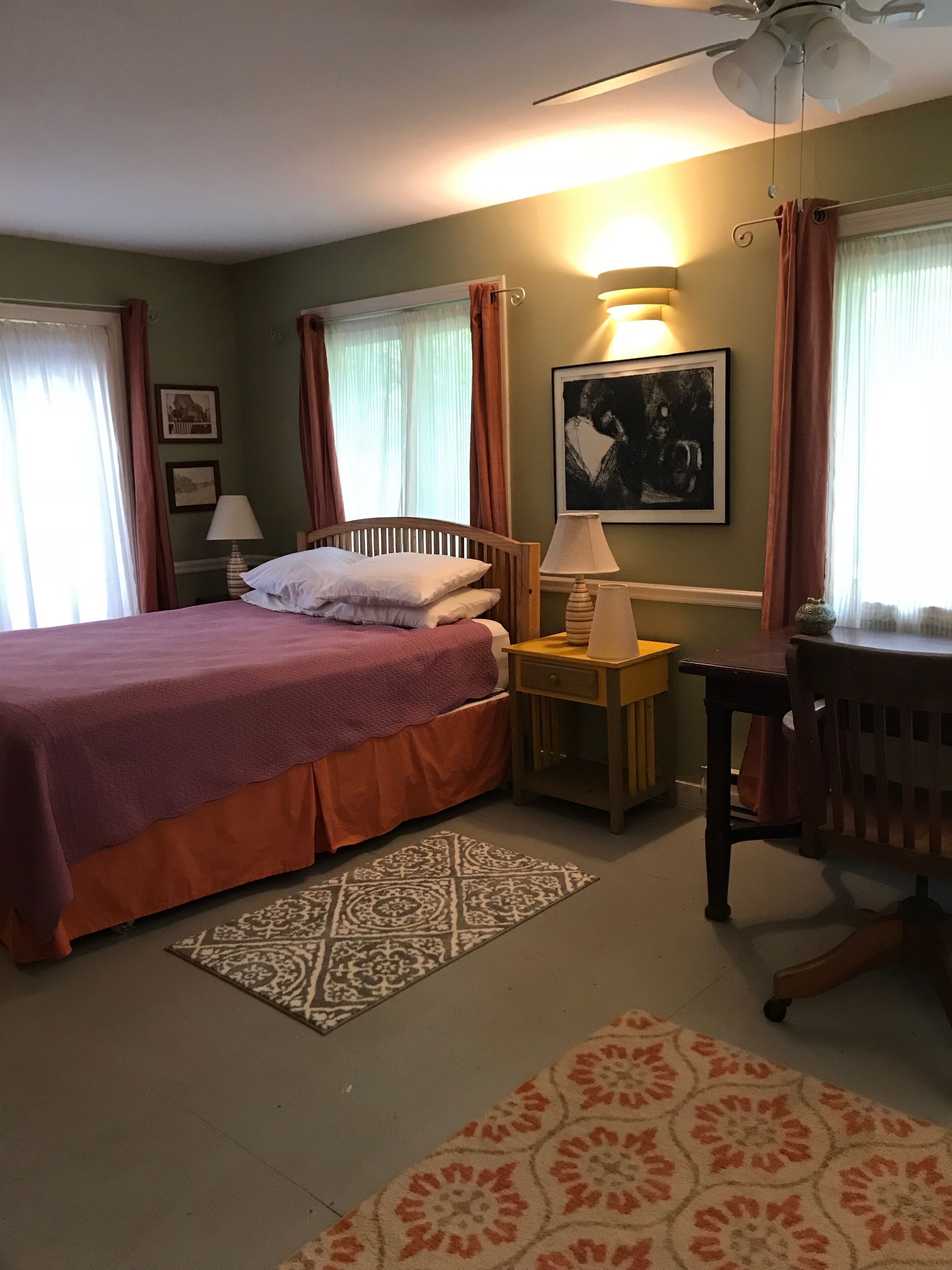 SPACIOUS, SUNNY HOUSE ON PRIVATE BAYSIDE ROAD