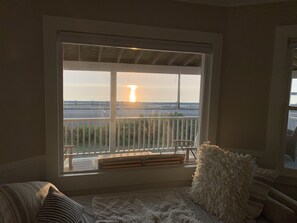 3 عدّة غرف نوم ومكواة/لوح كي وواي فاي وملاءات أسرّة