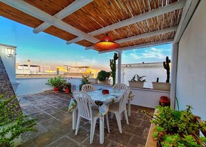 Outdoor dining - House with character (Monopoli)