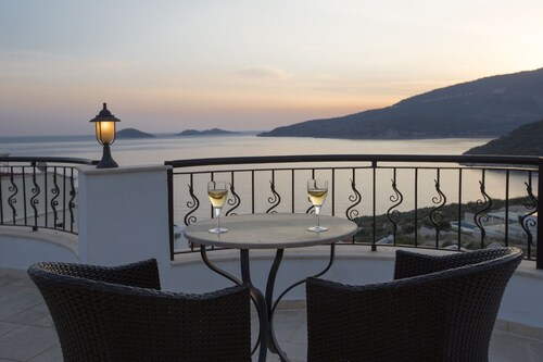 Ylellinen 2 makuuhuoneen huoneisto, josta on upeat merinäkymät ja suuret, suolaisen veden uima-altaat