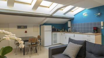 Télévision, lecteur de DVD, livres, médiathÚque