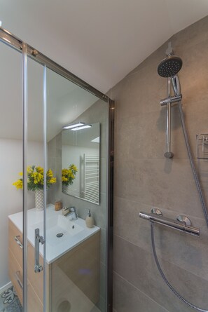 Shower, hair dryer, towels, toilet paper - Apartment/ flat - NancyLuxury Apartment (Nancy)