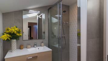 Douche, sĂšche-cheveux, serviettes fournies, papier toilette