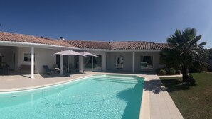A house with a swimming pool, covered patio, and a well-maintained lawn. - BETWEEN ARCACHON AND OCEAN, BIG HOUSE - LE TEMPLE (Le Temple)