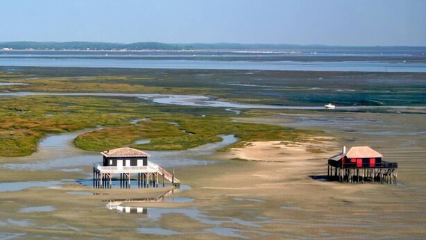 Two waterfront structures with open sides, surrounded by water and marshland. - BETWEEN ARCACHON AND OCEAN, BIG HOUSE - LE TEMPLE (Le Temple)