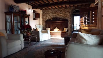 Smart TV, fireplace, DVD player, table football