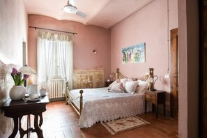 9 bedrooms, desk, iron/ironing board, travel crib