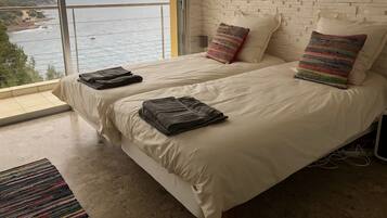 5 chambres, coffres-forts dans les chambres, bureau