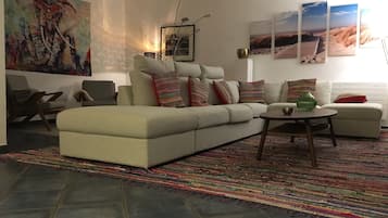 Een smart-tv, een open haard, een dvd-speler en boeken