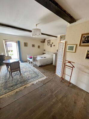 6 عدّة غرف نوم وسرير سفر وواي فاي