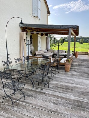 تناول الطعام بالخارج