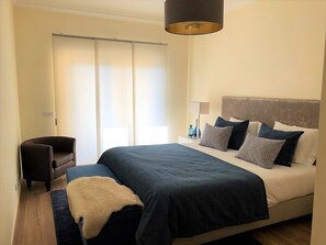 1 habitación, tabla de planchar con plancha y cuna de viaje