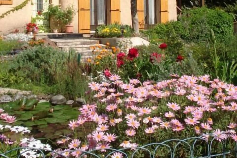 Apartment 2 bedrooms, at the first floor of villa: garden, pool
