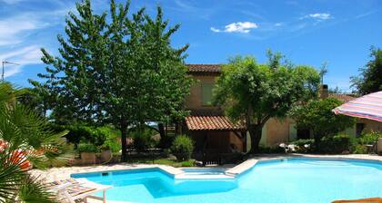 Appart. dans villa avec piscine et jardin, 1 chambre + un salon, 2-4 pers.,