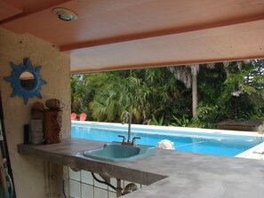 Una piscina al aire libre