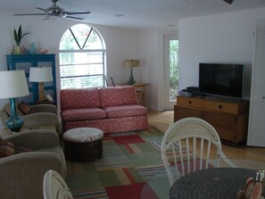 Smart TV - HISTORIC POOLSIDE RIVERFRONT CABANA WITH BOAT DOCK (Sebastian)