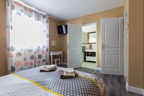3 chambres, fer et planche à repasser, Wi-Fi, draps fournis