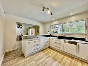 ثلاجة، ميكروويف، فرن، غسالة أطباق