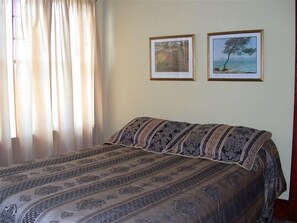 4 عدّة غرف نوم ومكواة/لوح كي وسرير سفر وواي فاي