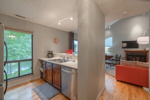 Fridge, microwave, oven, stovetop - The Harris Overlook by Innsbrook Vacations! (Innsbrook)
