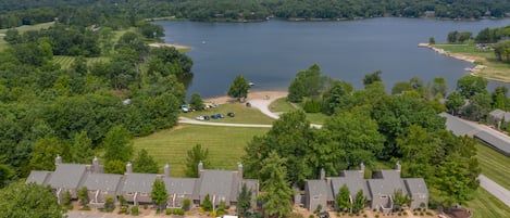 Zona residencial con casas, un lago y un campo de golf.