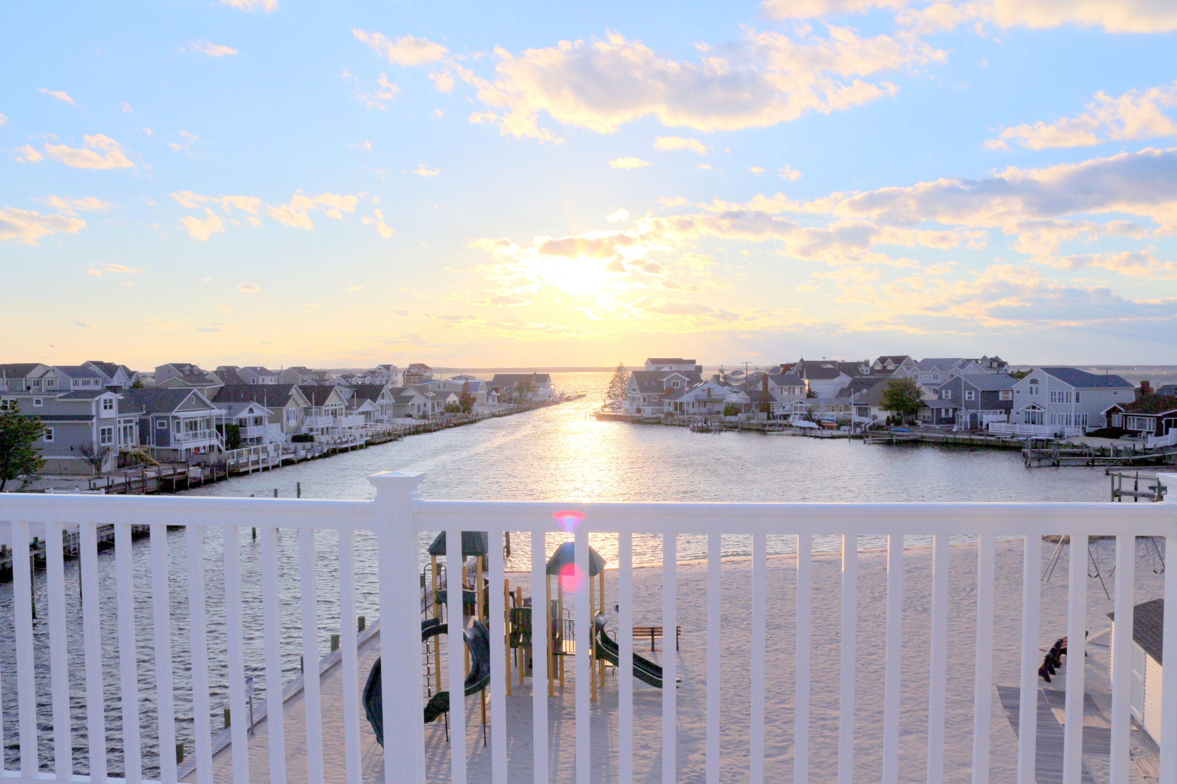 Beachfront! Lavallette, Monterey Beach  sleeps12 dock! Open May 27 to June 29 
