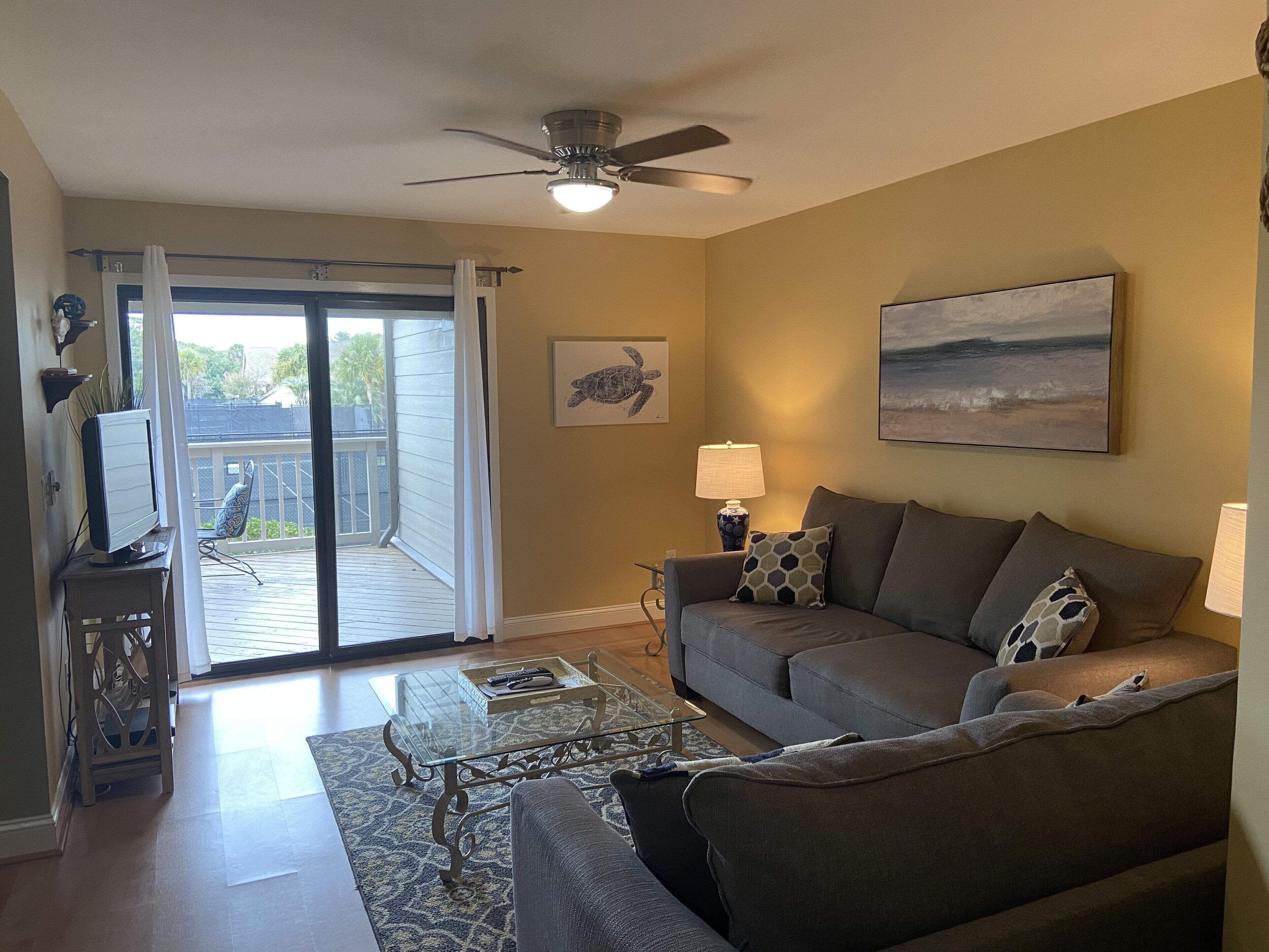 SNOWBIRD SPECIAL! BEAUTIFUL AND SPACIOUS 2BR COURTSIDE VILLA! 