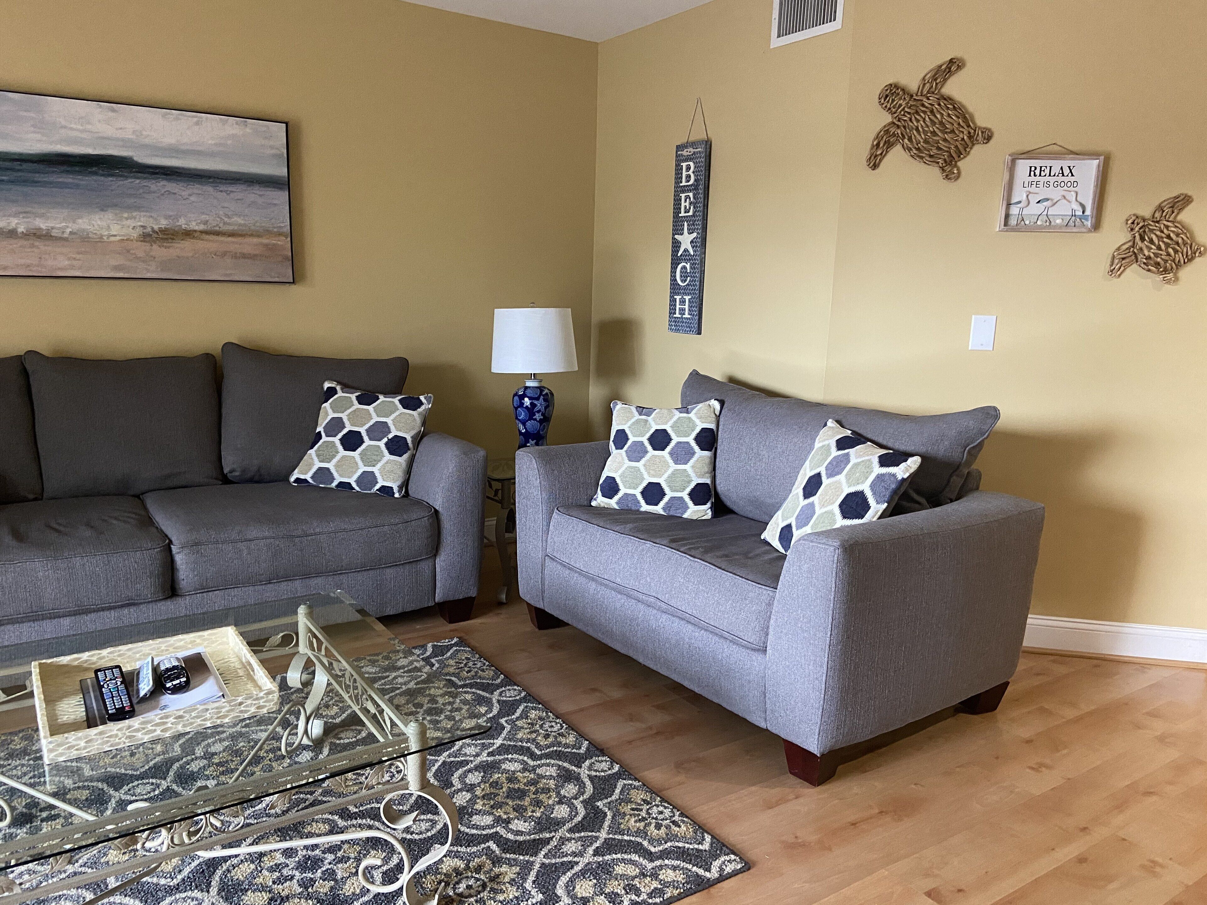 SNOWBIRD SPECIAL! BEAUTIFUL AND SPACIOUS 2BR COURTSIDE VILLA! 