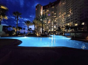 Alberca techada y alberca climatizada