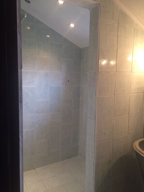 Casa, vista parcial para o mar | Banheiro | Chuveiro, chuveiro com efeito de chuva, toalhas de banho 