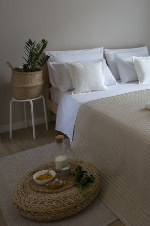 Deluxe Quadruple Room, Terrace, Mountain View | Premium bedding, minibar, individually decorated, individually furnished - Zabbàra B&B (Terrasini)