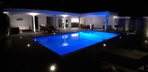 Piscine extérieure, parasols, chaises longues