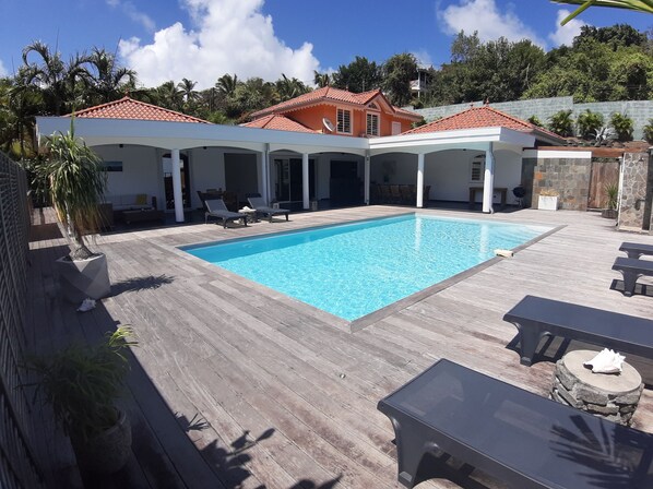 Piscine extérieure, parasols, chaises longues