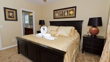 5 habitaciones, escritorio y tabla de planchar con plancha