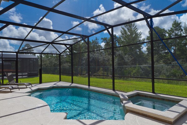 Alberca al aire libre y alberca climatizada