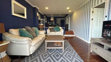 TV, DVD player, livros, videoteca